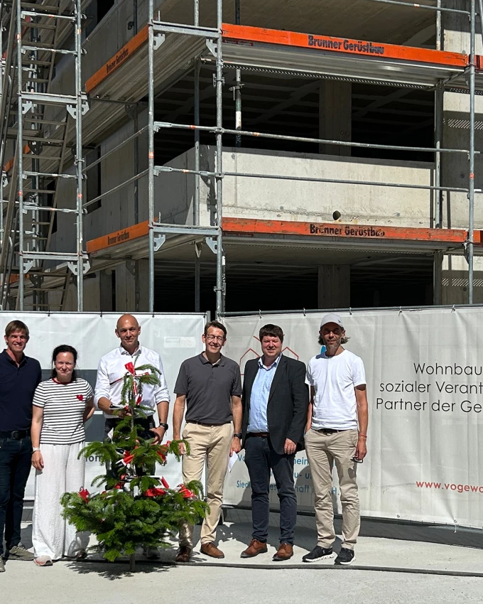 Bedankten sich gemeinsam bei den Handwerker:innen des Wohnbauprojekts in der Bregenzer Holzackergasse: Verantwortliche von Bauherr, Generalunternehmen und Architekt um den künftigen VOGEWOSI-Geschäftsführer Manfred Bauer (3. v. r.) und Rhomberg Bau-Geschäftsführer Daniel Leitinger (2. v. r.). Bildquelle: Rhomberg Bau
