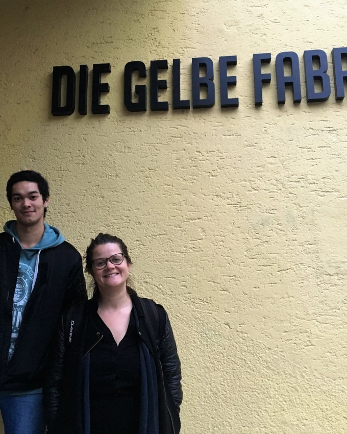 Sara Bonetti, die Betreiberin der «Gelben Fabrik», und unser Patenkind Christian