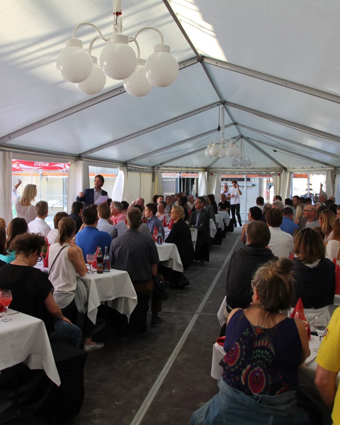 „Volles Haus“ beim Richtfest des Wohnprojekts „Atrium Wohnen“ in Kempten.