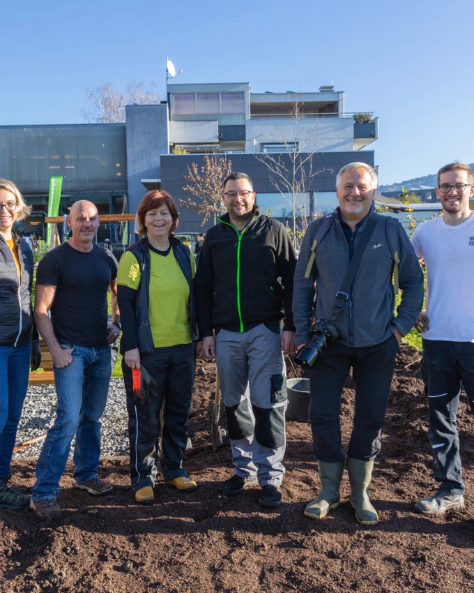 Katharina Fuchs, Stefan Mittersteiner und Andrea Moosbrugger von Rhomberg Bau waren gemeinsam mit Grundstücksbesitzer und Sponsor Stefan Raggl, Naturfotograf Conrad Amber und Martin Rohner von WoodRocks Bau im Einsatz für den Klimaschutz.