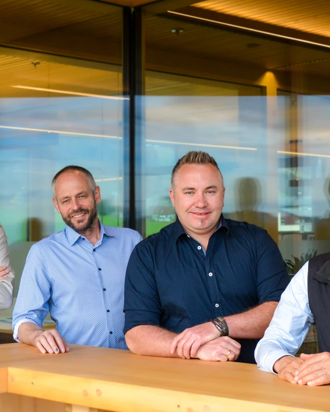 Die neue Geschäftsführung der Sohm HolzBautechnik Kilian Sohm (l.), Andreas Kempf (2. v. l.) und Christian Milz (2. v. r.) mit dem Gründer des Unternehmens, Thomas Sohm (r.). Bildnachweis: Rhomberg Bau Gruppe