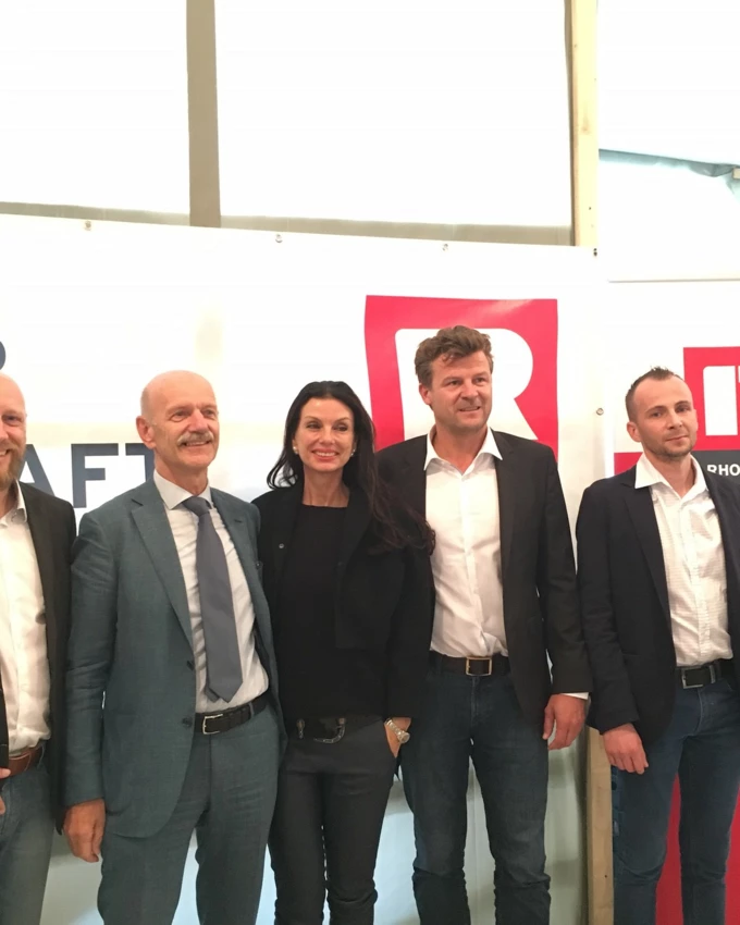 Feierten die Dachgleiche des Ronald McDonald Hauses (v.l.): Robert Schedl (Ronald McDonald Kinderhilfe), Architekt DI Albert Wimmer, Sonja Klima (Ronald McDonald Kinderhilfe), Werner Rünzler, Stefan Wagner (beide Rhomberg Bau)