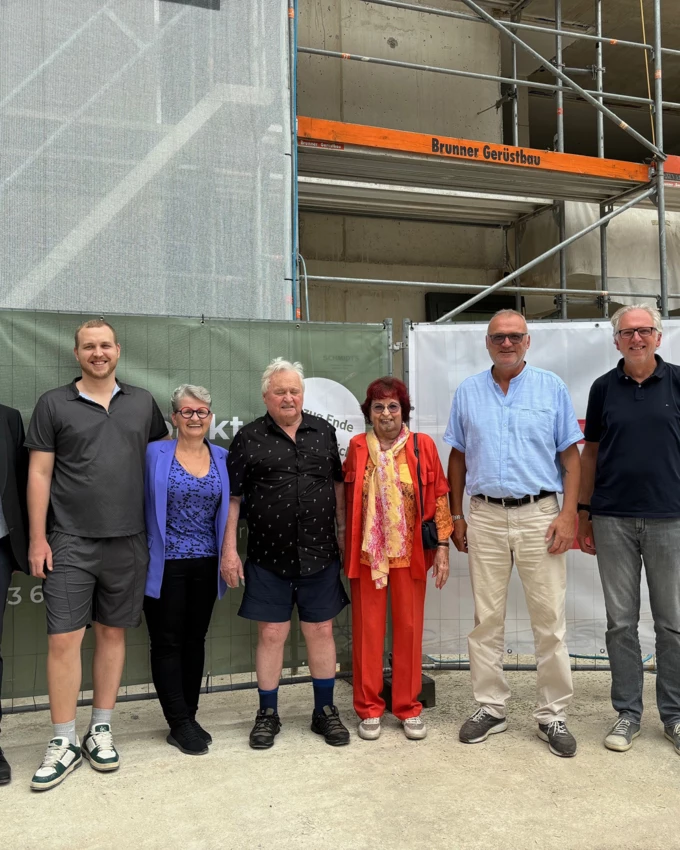 Feierten gemeinsam die Fertigstellung des Rohbaus (v. l. n. r.): Rhomberg Bau-Geschäftsführer Daniel Leitinger, Sohn Raphael und Bauherrin Pia Lengauer mit Pias Eltern Hermann und Hedwig Bischof sowie Donald Gebhardt von Gebhardt Immobilien und Architekt Reinhard Drexel. Bildnachweis: Rhomberg Bau