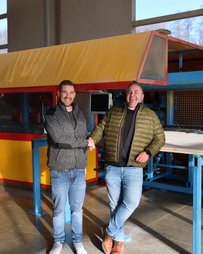 Freuen sich sichtlich über die zukünftig noch engere Zusammenarbeit: Tim Garschke (l.) und Christian Milz (r.), jetzt beide von Sohm Holzbau. Bild: Sohm Holzbau
