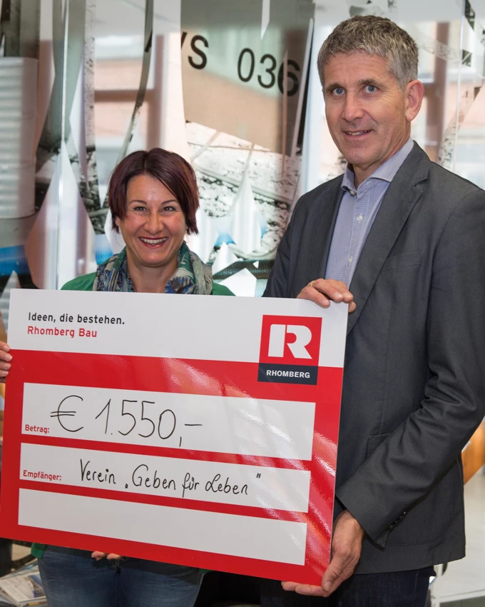 Scheckübergabe: Die Kosten für die Typisierungen haben wir selbst übernommen. "Geben für Leben"-Obfrau Susanne Marosch mit Rhomberg Geschäftsführer Martin Summer.