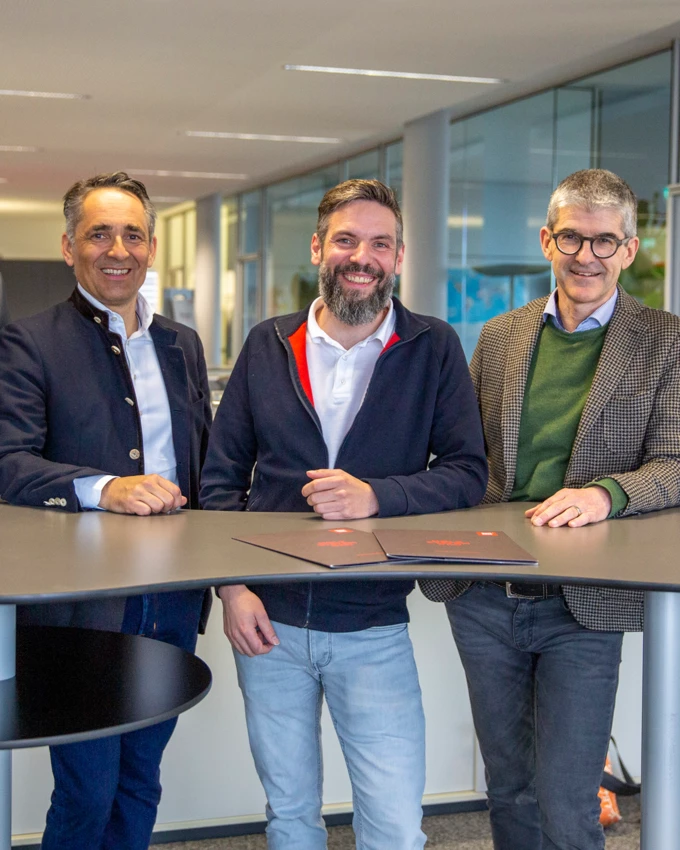 Bieten gemeinsam „nachhaltige Lösungen für den Wohnungsmarkt“ an (v. l. n. r.): Alexander Hilbe, Geschäftsführer WoodRocks Bau GmbH, die drei Gesellschafter-Vertreter Hubert Rhomberg, Stefan Schrenk und Ernst Thurnher sowie WoodRocks-Geschäftsführer Matthias Frick.