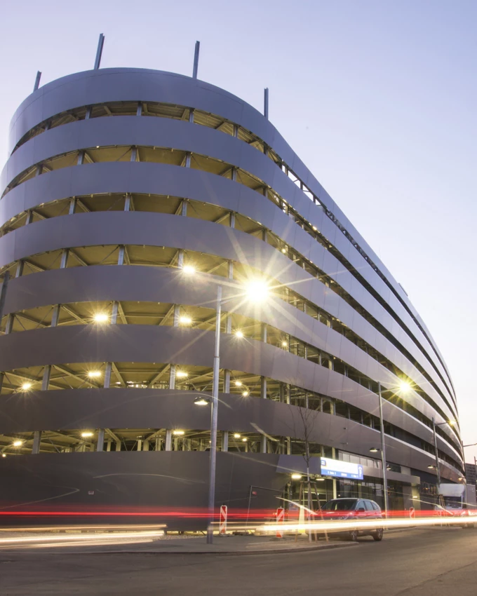 Trotz der eher praktischen Funktionen der Hochgaragen hat Rhomberg Bau bei der Projektentwicklung Wert auf Ästhetik und Nachhaltigkeit gelegt.
Foto: Dominic Goebel
