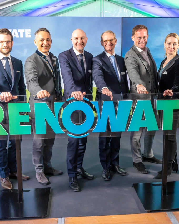 Verantwortliche und Gäste bei der offiziellen Enthüllung des Firmenlogos des neuen Joint-Ventures Renowate (v.l.n.r.): Andreas Miltz (Renowate), Felix Heinrichs (Oberbürgermeister Mönchengladbach), Hubert Rhomberg (Rhomberg Bau), Dr. Rolf Bösinger (Staatssekretär beim Bundesministerium für Wohnen, Stadtentwicklung und Bauwesen), Lars von Lackum (LEG), Jan-Hendrik Goldbeck (Goldbeck), Susanne Schröter-Crossan (LEG), Uwe Bigalke (dena) und Dr. Volker Wiegel (LEG). (Bildquelle: Jochen Tack)
