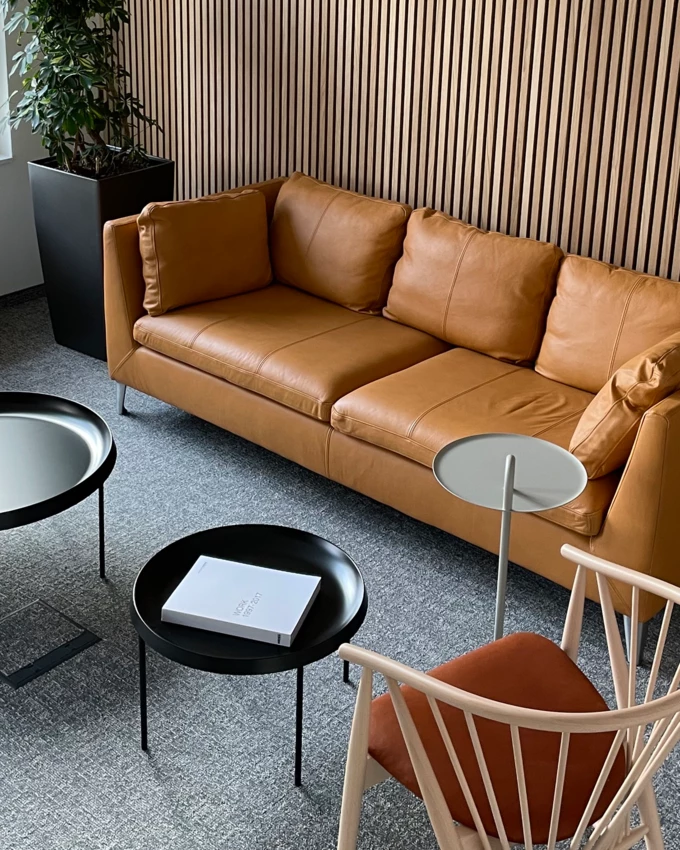 Hat seine eigenen „vier Wände“ in der Gertrude-Fröhlich-Sandner-Straße, Wien, mit der gemieteten Büroeinrichtung des dänischen Start-ups Nornorm ausgestattet: Rhomberg Bau.