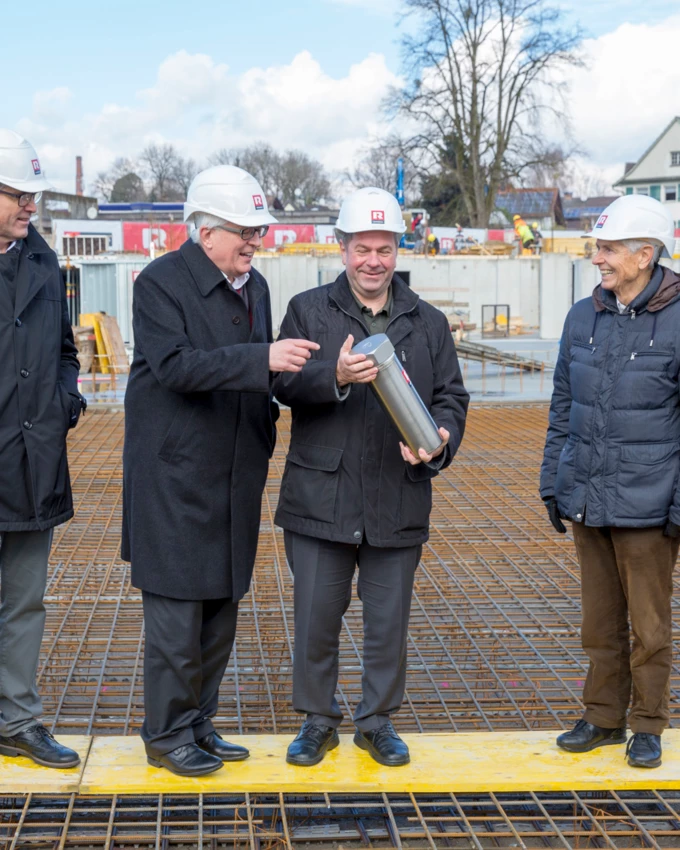 Bei der Grundsteinlegung: Martin Summer, Geschäftsführer von Rhomberg Bau, Bürgermeister Michael Simma, Erich Mayer, Geschäftsführer Wohnbauselbsthilfe, und Walter-Heinz Rhomberg (v. l. n. r.) auf dem Baufeld des „Bäumlequartiers am See“.