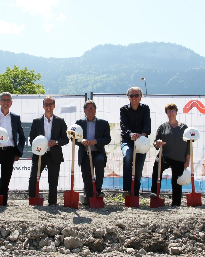 Gruppenbild mit Spaten: Christian Jauk und Martin Summer von Rhomberg Bau, Bürgermeister Dieter Egger, AH-Geschäftsführer Ing. Wilhelm Muzyczyn, Architekt DI Reinhard Drexel, Alexandra Schalegg von der Alpenländischen sowie Rhomberg-Bauleiter Gökhan Ülker feierten bei strahlendem Sonnenschein den Baustart der Wohnanlage in der Wasenstraße.