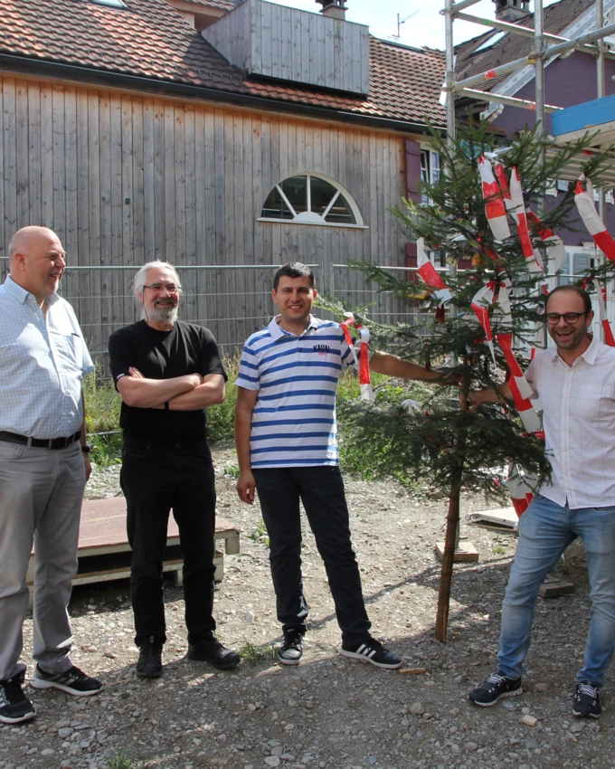 Gruppenbild mit Firstbaum: Bürgermeister Thomas Pinter, Architekt Martin Rümmele, Bauleiter Mitar Simikic und Prokurist Jürgen Loacker von der Wohnbauselbsthilfe feierten die Dachgleiche ihres Wohnbauprojekts in der Herrengasse.