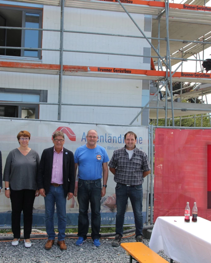 Hatten auch ohne Firstfeier viel Freude an der Rohbaufertigstellung der Wohnanlage in Fußach (v. l. n. r.): Architekt Dipl.-Ing. Jürgen Matt MSc ZT, Projektleiterin Alexandra Schalegg von der AH, AH-Geschäftsführer Ing. Wilhelm Muzyczyn, Kurt Schönberger vom Gemeindeamt Fußach und Rhomberg Bau Projektleiter Peter Haimerl.