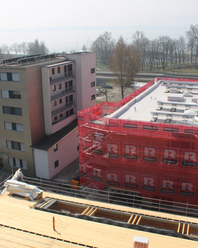 Machen bereits eine gute Figur: Zwei der neu errichteten Baukörper im „Bäumlequartier am See“ von Rhomberg Bau. Im Vordergrund ist das Dach der originalgetreu nachgebauten alten Fabrikhalle zu sehen. Bereits im Herbst wird der zweite und finale Bauabschnitt starten.