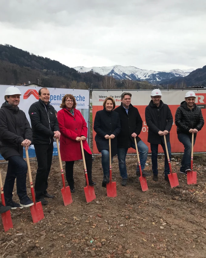 Neuer Wohnraum für die bevölkerungsreichste Stadt Vorarlbergs: Verantwortliche von Dornbirn, der Alpenländischen und Rhomberg Bau beim offiziellen Spatenstich zu drei neuen Wohngebäuden in Stiglingen.
