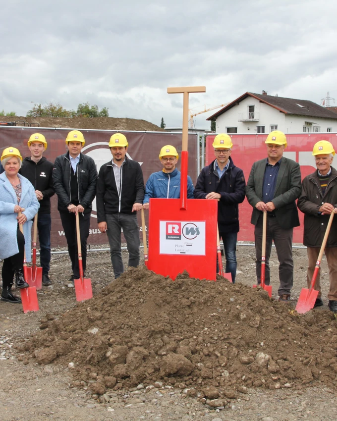 Haben Großes vor: Verantwortliche von Bauherr Wohnbauselbsthilfe, Generalunternehmer Rhomberg Bau, Gemeinde und Pfarre Lauterach beim Spatenstich für die Wohnanlage in der Neubaugasse in Lauterach.