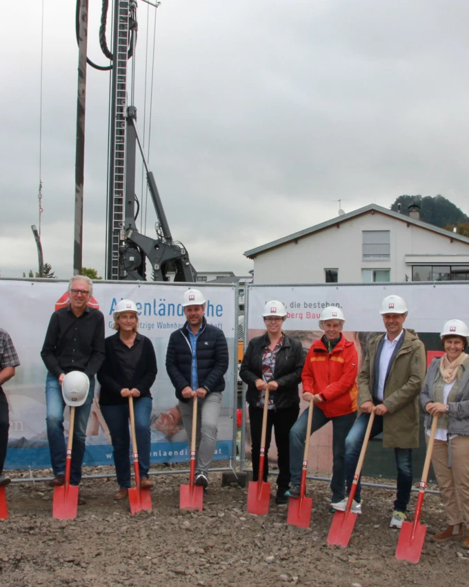 Vertreter:innen von Bauherrin AGW, Generalunternehmer Rhomberg Bau, Architekturbüro Drexel sowie der Stadt Hohenems beim Spatenstich vor rund zwei Wochen im Brühl.