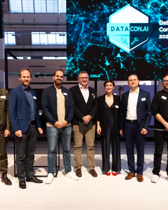 Speaker und Gastgeber der DataCon 2022 im Zumtobel Lichtforum Dornbirn (v.l.): Thomas Ölz (Zumtobel Group), Philipp Dohmen (Amberg Group), Gerhard Höfinger, Marco Xaver Bornschlegl (beide STRABAG), Thomas Pöll (SOLID – Wirtschaft und Technik am Bau), Stephanie Hollenstein (Rhomberg Bau), Uwe Schönfelder (Goldbeck), Brian Ringley (Boston Dynamics), Hubert Rhomberg und Manuel Eugster (beide Rhomberg Bau). Online dabei (nicht am Bild): Sarah Buchner (Trunk Tools) und Jan-Hendrik Goldbeck (Goldbeck).  