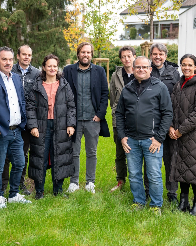 Die Verantwortlichen der Alpenländischen und von Rhomberg Bau sowie Lustenaus Bürgermeister Dr. Kurt Fischer begrüßten die neuen Mieter. Foto: Alpenländische/Julienne Speckle
