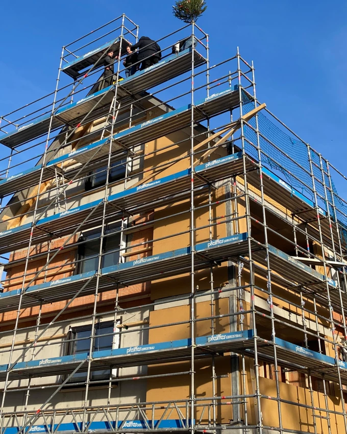 Mit dem Stellen des Firstbaums feierten Generalunternehmer Rhomberg Bau und Bauherr Florian Schertler den „Höhepunkt“ ihres gemeinsamen Bauprojekts. Bildnachweis: Rhomberg Bau

