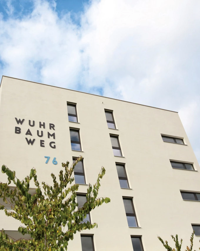 Auch von oben „oho“: Der Sonne entgegen mit einer Solaranlage, auch das Lüftungsgerät „wohnt“ auf dem Dach. 