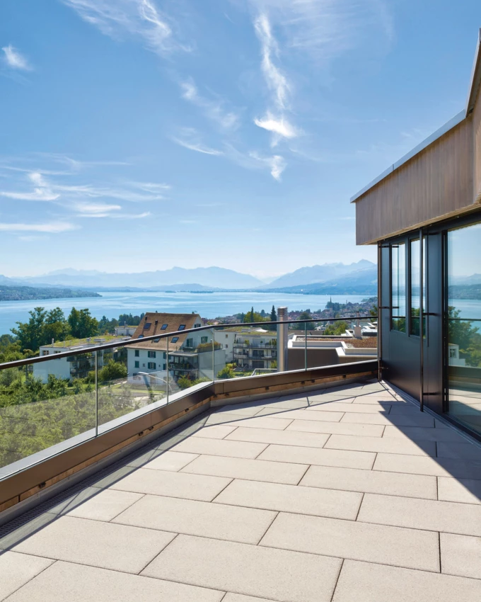 Raum zum Träumen und Entspannen – der Blick auf den Zürichsee lässt den Alltag schnell verstummen.