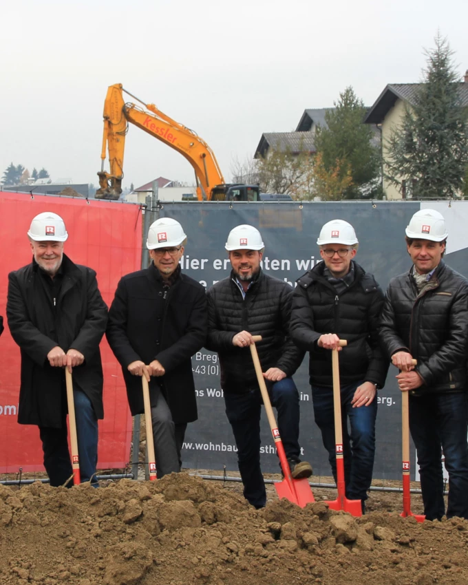 Schaffen gemeinsam neuen, leistbaren Wohnraum in der Feldkircher Heldenstraße (v. l. n. r.): Erich Mayer (WSH), Josef Mähr (Ortsvorsteher Feldkirch Altenstadt), Thomas Schöpf (WSH), Harald Hutter (Rhomberg Bau), Daniel Chronst (Architekt), Dieter Vetter (Architekt), Josef Jenny (WSH).