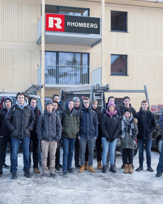 Die Schüler der 3. Klasse der HTL Rankweil besuchten mit ihrem Lehrer Andreas Postner (2. v. r.) die Baustelle vom Rhomberg-Bauleiter und ehemaligen Schüler Alexander Hilbe (ganz rechts) in der Heldenstraße, Feldkirch.