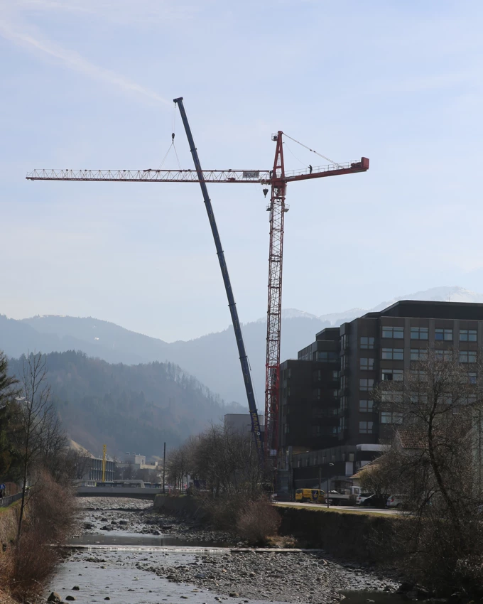 Vorarlbergs derzeit größter Kran beim KH Dornbirn