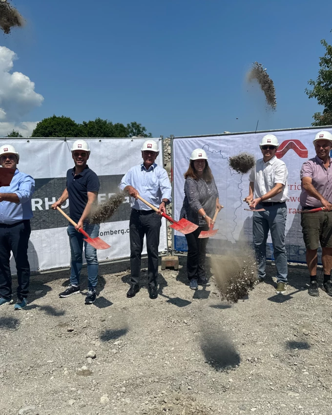 Strahlende Gesichter bei strahlendem Sonnenschein (v.l.n.r.): Martin Kohler (Rhomberg Bau), Ortsvorsteher Peter Stieger, Markus Allgäuer (AGW), Bürgermeister Wolfgang Matt, Alexandra Schalegg (AGW), Christian Jauk (Rhomberg Bau), Wilhelm Hager (Hager Plan GmbH) und Luca Ordonselli (Dorner\Matt\Architekten).