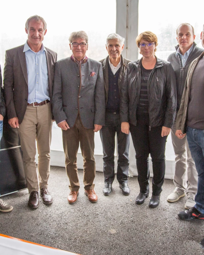 Freuten sich mit den neuen Mietern: Architekt Dieter Vetter, Bürgermeister Markus Linhart, Ing. Wilhelm Muzyczyn (AH), Kommerzialrat Walter-Heinz Rhomberg, Alexandra Schalegg (AH), Christian Jauk und Martin-Christian Schuler (Rhomberg Bau) (v. l. n. r.)
