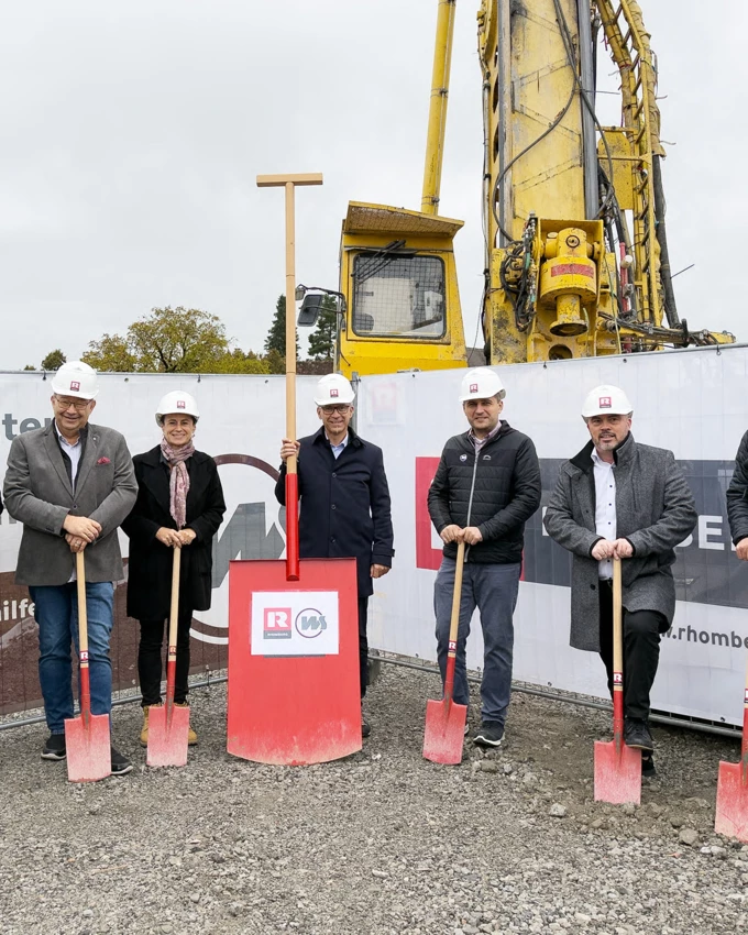 Verantwortliche von Bauherr Wohnbauselbsthilfe, Generalunternehmer Rhomberg Bau sowie der Gemeinde beim gemeinschaftlichen Spatenstich. Bild: Rhomberg Bau
