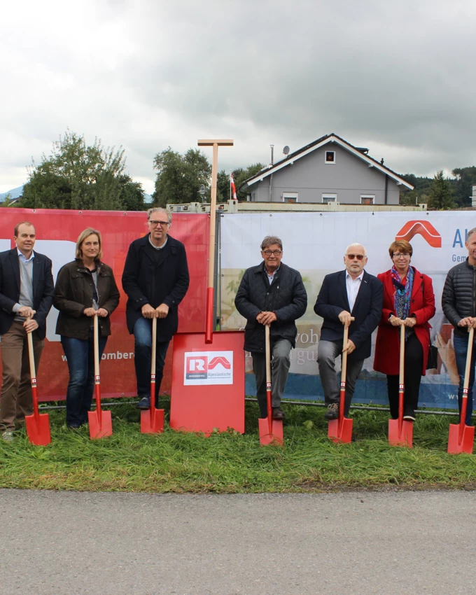 Beim Spatenstich: Gemeindevorstand Alfred Lins, Christian Jauk von Rhomberg Bau, Eveline Drexel vom Büro Arch. Drexel, Architekt Reinhard Drexel, AH-Geschäftsführer Ing. Wilhelm Muzyczyn, Bürgermeister Dietmar Summer, Alexandra Schalegg von der AH und die Statiker Robert Kofler und Vanessa Lenz (v. l. n. r.).