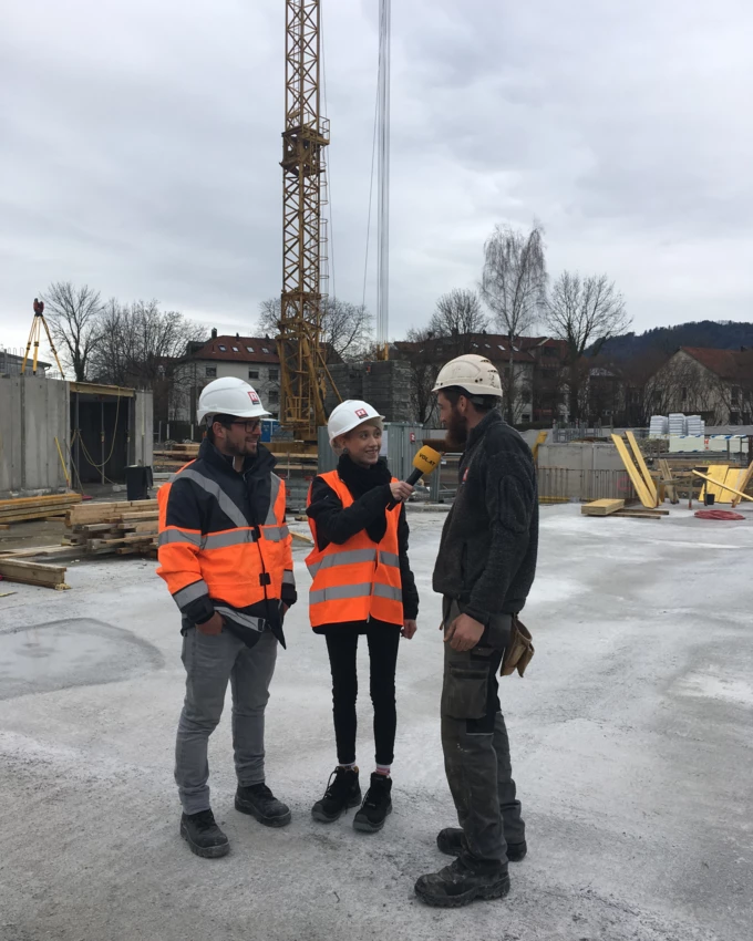 Sara mit unserem Projektleiter und Polier auf der Baustelle.