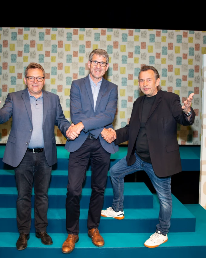 Vorhang auf für die Kulturförderung: Augustin Jagg (links) und Hubert Dragaschnig (rechts) vom Theater Kosmos heißen Geschäftsführer Martin Summer vom Sponsor Rhomberg Bau in ihrer Mitte willkommen.