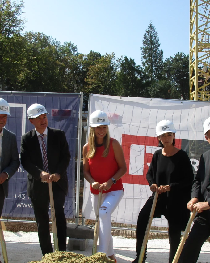 Bauvorhaben Hartäckerstraße 118 (v.l.n.r.): Werner Rünzler (GFL GU-Wien Rhomberg Bau), Heinz Fletzberger (SÜBA-Vorstand), Barbara Schett, Arch. Eveline Malek, Bezirksvorsteher Adolf Tiller. 