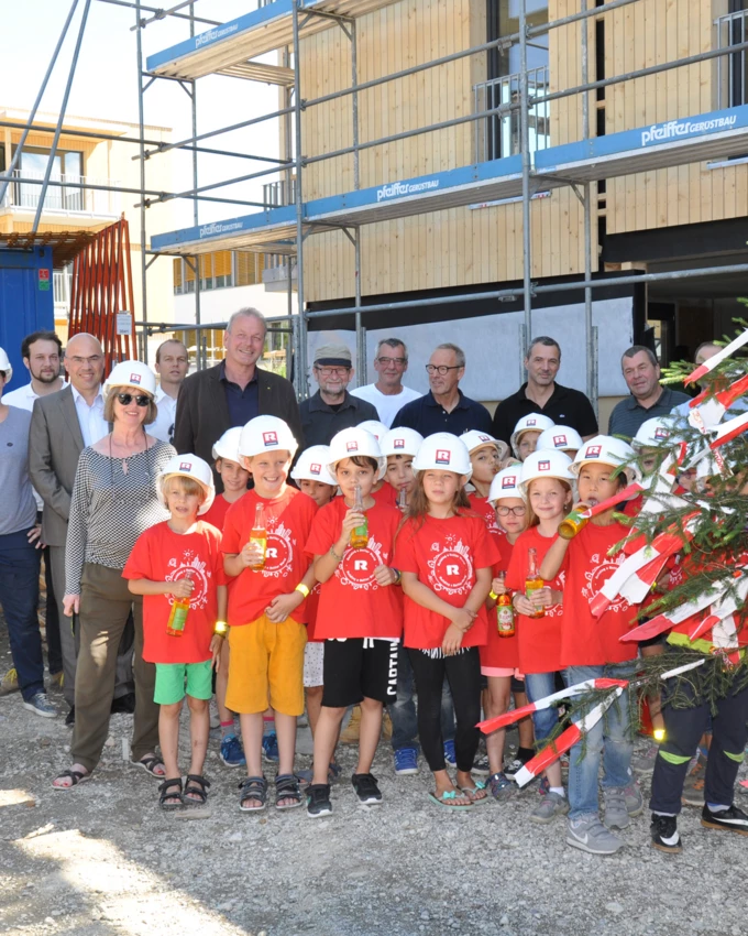 Bauherr, Generalunternehmer, Architekten und Handwerker feierten gemeinsam mit Kindern der benachbarten Volksschule die Dachgleiche des Holzbauprojekts „Blattur“ in Götzis.

