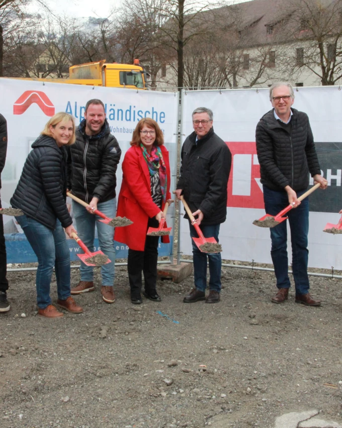 Der Spatenstich in Gisingen fand noch statt: Verantwortliche von Alpenländischer, Rhomberg Bau, Gemeinde und Architekt auf dem Baufeld in der Oberaustraße.