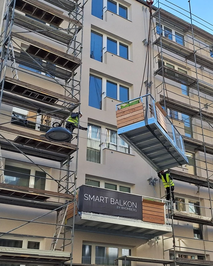 Für das Verheben und Montieren der ersten „Essbar“-Balkone in Wien-Favoriten hat Rhomberg Bau Wien gerade einmal 20 Minuten pro Einheit benötigt.
Bild: Rhomberg Bau Wien
