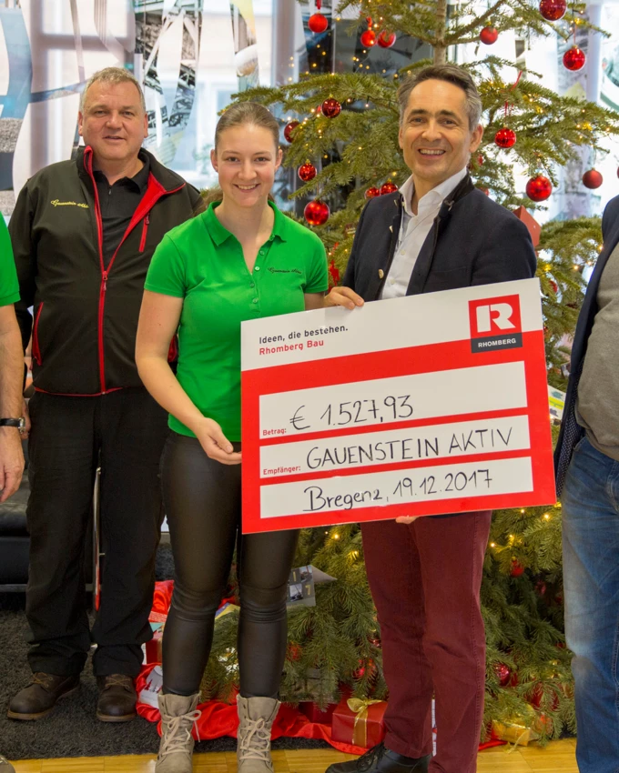 Vorzeitiges Weihnachtsgeschenk: Hubert Rhomberg (2. v. r.) und Helmut Salzgeber (r.) von der Rhomberg Gruppe übergaben ihre Spende über knapp 1 600 Euro an Erich Fritz, Artur Heim und Stefanie Burtscher (v. l. n. r.) von „Gauenstein Aktiv“.
