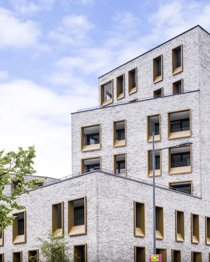 Hingucker: Die neue Wohnanlage von Rhomberg Bau in der Dornbirner Kreuzgasse besticht vor allem durch die ungewöhnliche Formgebung und die hochwertige Klinkerfassade. Bildnachweis: CRwalser