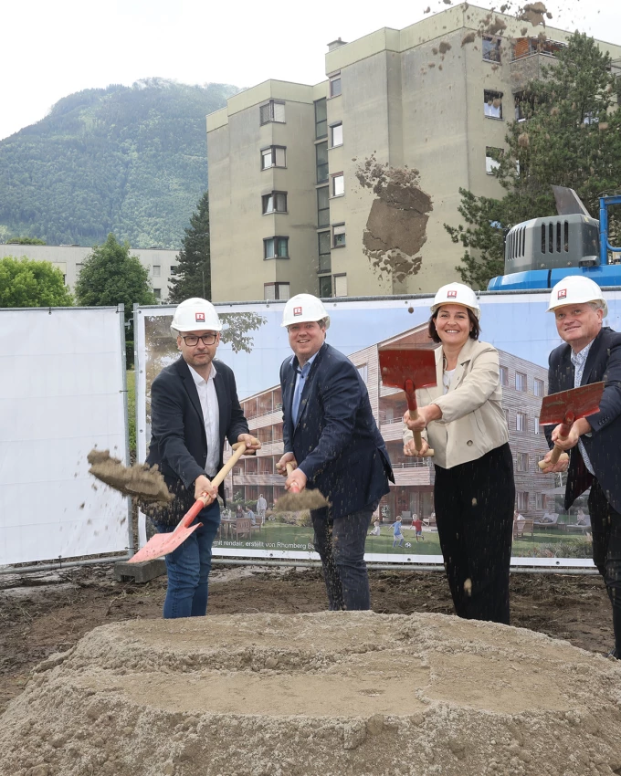Feierten gemeinsam den „Premieren-Spatenstich“ (v. l. n. r.) von BWSG und Rhomberg Bau: Ortsvorsteher Daniel Peter, MSc, Daniel Leitinger, Geschäftsführer Rhomberg Bau, zweite Landtagsvizepräsidentin Dr. Monika Vonier sowie BWSG-Prokurist Dr. Felix Müller. Bildquelle: Arno Meusburger
