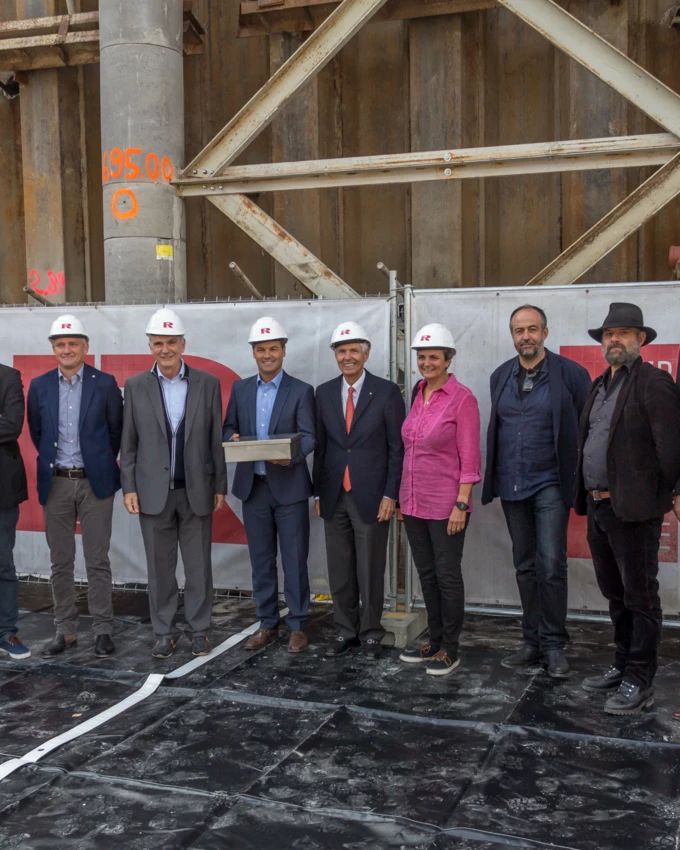 Bei der Grundsteinlegung dabei (v.l.n.r.): Ueli Giger, Marc Cathomen, Siegfried Frank, Aurelius Casanova, Nunzio Lo Chiatto, Walter-Heinz Rhomberg, Ursula Brändli, Ramon Capaul, Gordian Blumenthal und Claudius Meinel.