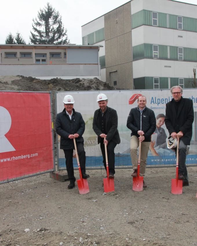 Sorgen gemeinsam für neuen Wohnraum in Lustenau: Ing. Wilhelm Muzyczyn, Geschäftsführer der Alpenländischen Heimstätte, Bürgermeister Kurt Fischer, Christian Jauk von Rhomberg Bau, die Architekten Reinhard und Eveline Drexel sowie Alexandra Schalegg von der Alpenländischen (v. l. n. r.).