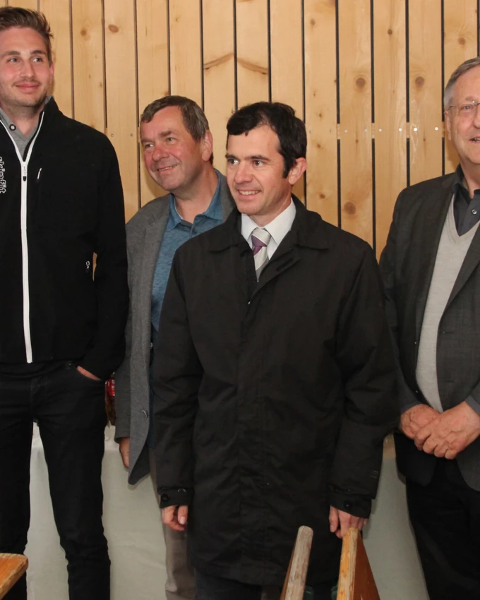 Freuten sich über ein gelungenes Fest - und ein gelungenes Projekt: Lukas Dobler, Bauleiter bei Rhomberg Bau, Erich Mayer, Geschäftsführer der Wohnbauselbsthilfe, Bürgermeister Martin Summer und Pfarrer Wilfried M. Blum (v. l. n. r.).