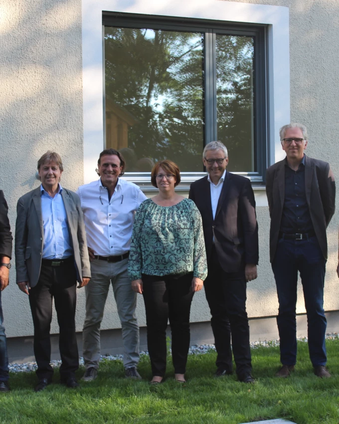 Erwarten die neuen Mieter (v. l. n. r.): Gemeinderat Erich Gisinger, Bürgermeister Fritz Maierhofer, Vizebürgermeister Gerd Hölzl (alle Gemeinde Koblach), AH Prokuristin Alexandra Schalegg, Landesstatthalter Mag. Karlheinz Rüdisser, Architekt DI Reinhard Drexel und Rhomberg Bau Projektleiter DI Bernd Raica.