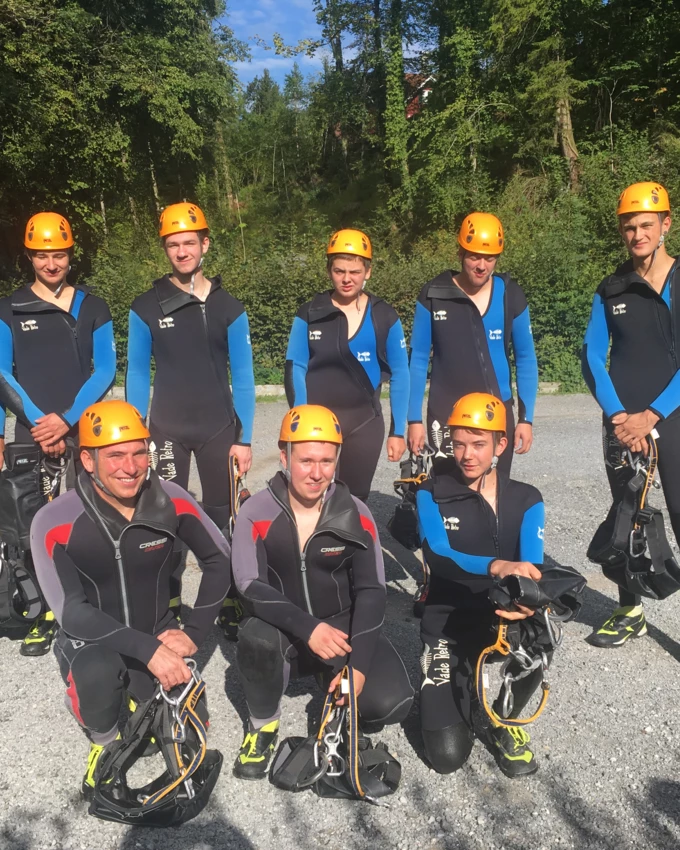 Bild von Lehrlingen 2019 in Rafting-Ausrüstung