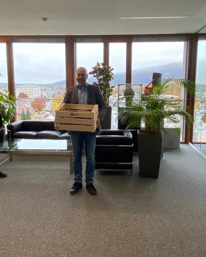 Aus aktuellem Anlass mit Abstand, dafür umso herzlicher: Hubert Rhomberg (r.) und Ernst Thurnher (l.) ließen es sich nicht nehmen, den Jubilaren 2020, wo immer möglich, persönlich zu danken. In der Mitte Rhomberg Bau-Geschäftsleiter Jürgen Jussel (M.), der für 25 Jahre geehrt wurde.