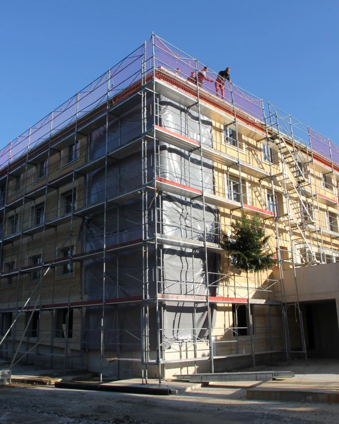 Vergangene Woche wurde im Wohnquartier Schwarzen, Alberschwende, bei Haus C die Dachgleiche gefeiert. Auch in den anderen drei Gebäudekörpern der modernen Wohnanlage geht es planmäßig voran.