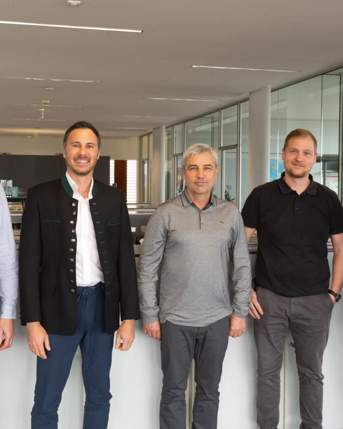 Blicken gemeinsam zuversichtlich in die Zukunft (v. l. n. r.): Die beiden Geschäftsführer von SolarImpuls, Hubert Greber und Peter Gschliesser, mit Franz Blauensteiner, Stephan Descher (beide SolarImpuls) und Matthias Moosbrugger (Rhomberg Bau). 
